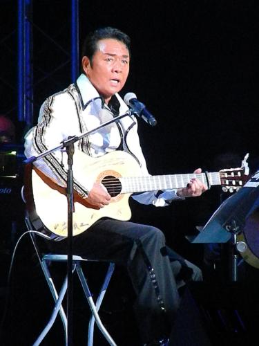 デビュー４０周年記念公演でギターの弾き語りを披露する山本譲二