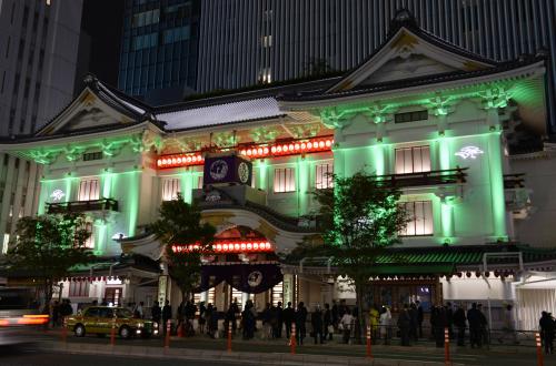 新装開場から１周年を記念して特別にライトアップされた東京・銀座の歌舞伎座＝28日夜