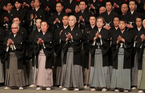 歌舞伎座１周年記念式典で手締めをする中村吉右衛門（前列左から３人目）ら