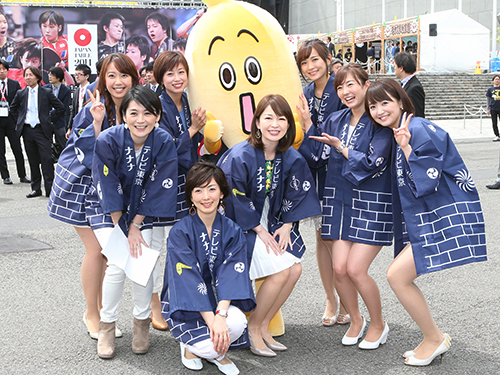 記念撮影を行う狩野恵里（右から２人目）らテレビ東京のアナウンサー