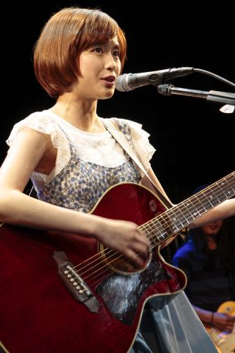 ライブでギターを弾き歌う大原櫻子