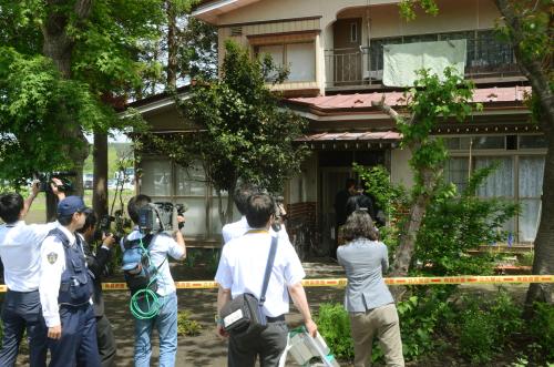 容疑者宅を家宅捜索…ＡＫＢ襲撃事件　無言で突然切りつけか