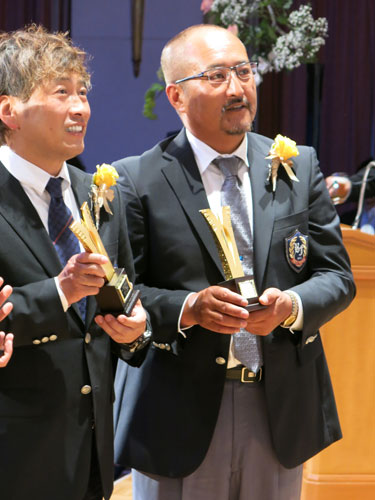授賞式で笑顔をみせるＮＭＢ４８山本彩の父・山本達也さん（右）