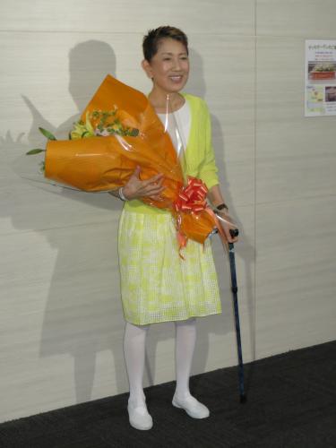 東京都済生会中央病院で退院会見を開いた水前寺清子