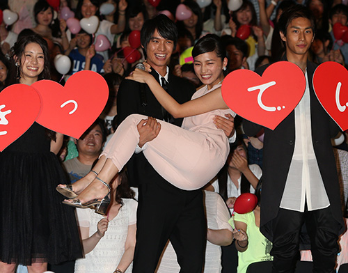 映画「好きっていいなよ。」初日舞台あいさつのフォトセッションでポーズをとる（左から）足立梨花、福士蒼汰、川口春奈、市川知宏