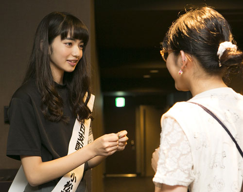 【画像・写真】「渇き。」小松菜奈　映画チケットもぎり！１日支配人に渋谷騒然