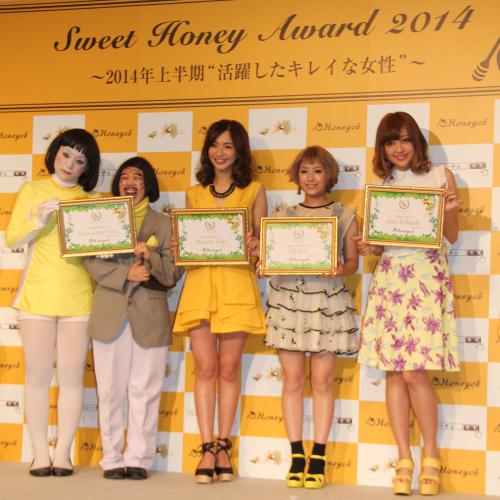 ハニーチェ１周年記念「Ｓｗｅｅｔ　Ｈｏｎｅｙ　Ａｗａｒｄ　２０１４」授賞式に登場した（左から）日本エレキテル連合、優木まおみ、ＩＭＡＬＵ、菊池亜美