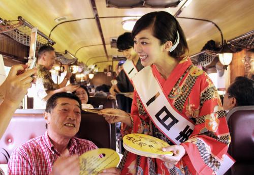 優香　１年ぶり運行再開のＪＲ山口線で一日車掌