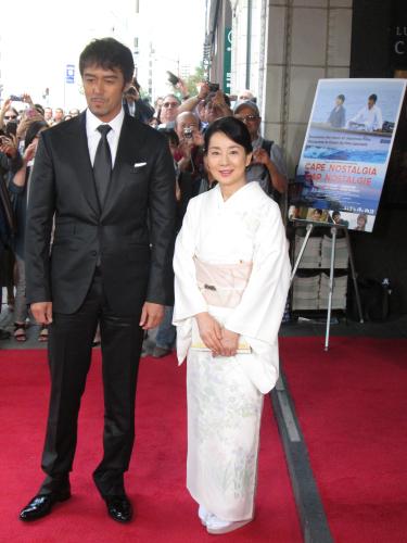 モントリオール映画祭で、レッドカーペットを歩く吉永小百合と阿部寛