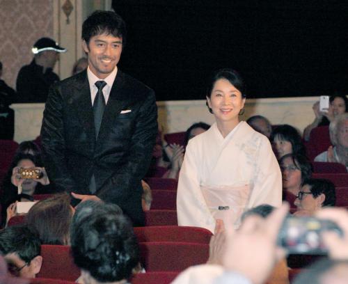 公式上映後、観客の拍手を浴びる吉永小百合（右）と阿部寛