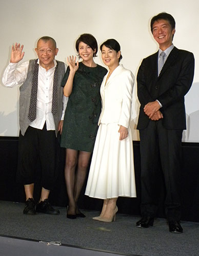 大阪で舞台あいさつした（左から）笑福亭鶴瓶、竹内結子、吉永小百合、成島出監督