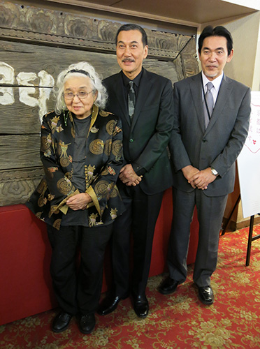 三船敏郎賞を受賞し笑顔の役所広司（中央）。左は野上照代さん、右は三船史郎