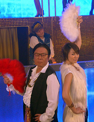 テレビ朝日「ドクターＸ」でダンス対決を繰り広げる米倉涼子（右）と古田新太