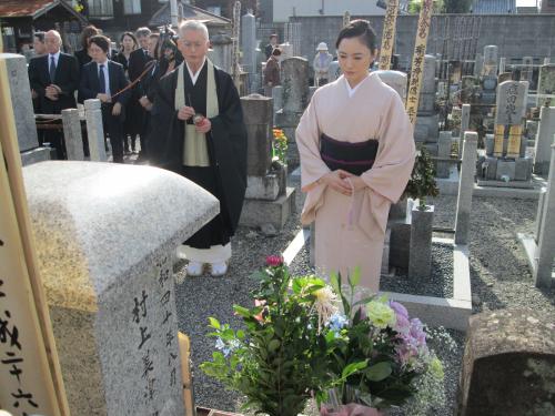 仲間由紀恵　森光子さん墓前で決意「自分なりの芙美子像を」