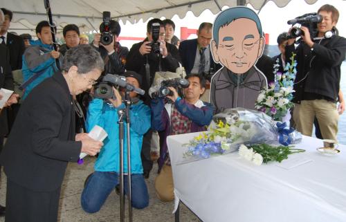 高倉健さんをしのび弔辞を読む木山キミさん（左端）。会場には健さんのパネルも飾られていた