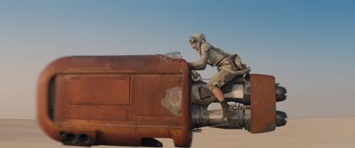 初公開されたスター・ウォーズの最新作の場面写真。高速移動する物体に乗る新ヒロイン役のデイジー・リドリー（Ｃ）２０１４Ｌｕｃａｓｆｉｌｍ　Ｌｔｄ．＆ＴＭ．Ａｌｌ　Ｒｉｇｈｔｓ　Ｒｅｓｅｒｖｅｄ　