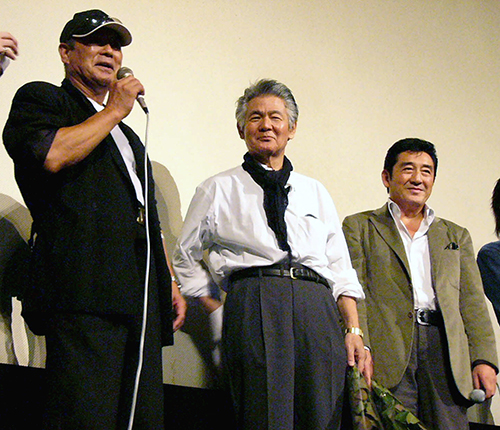 ０４年、菅原文太さん（中央）と千葉真一（左）と「猿飛佐助　闇の軍団」舞台あいさつを行う松方弘樹