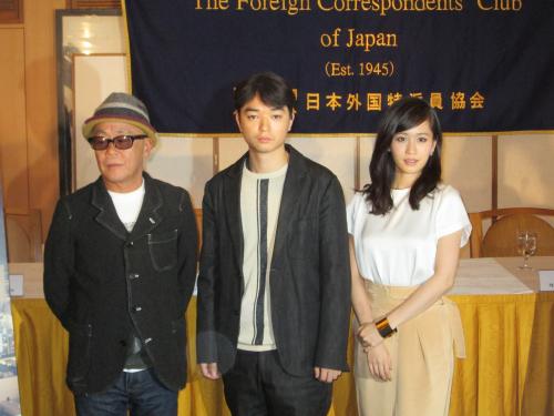 日本外国特派員協会で開かれた主演映画「さよなら歌舞伎町」の会見で、結婚後初の公の場に登場した染谷将太（中央）。右は前田敦子、左は廣木監督