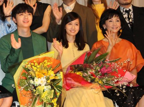 映画「さよなら歌舞伎町」初日舞台あいさつに登場した（左から）染谷将太、前田敦子、南果歩