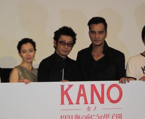 映画「ＫＡＮＯ―カノ―１９３１海の向こうの甲子園」の初日舞台挨拶を行った（左から）坂井真紀、永瀬正敏、台湾から駆けつけたマー・ジーシアン監督