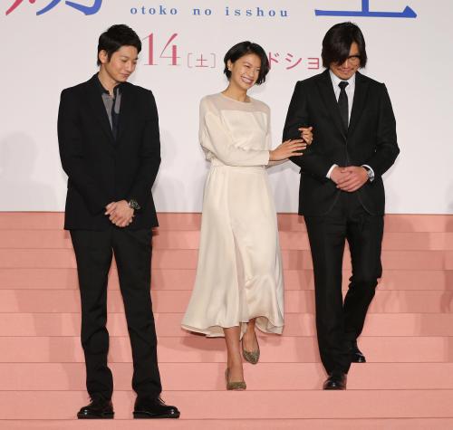 映画「娚の一生」舞台挨拶で豊川悦司（右）にエスコートされ、登場した榮倉奈々（左は向井理）