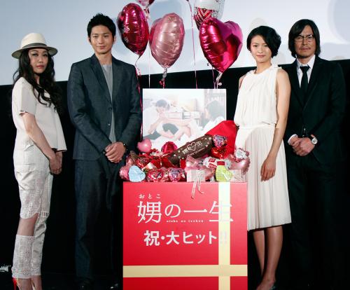 映画「娚の一生」の初日舞台あいさつを行った（左から）ＪＵＪＵ、向井理、榮倉奈々、豊川悦司