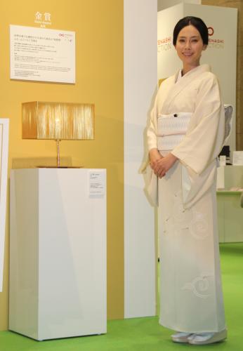 「ＯＭＯＴＥＮＡＳＨＩ　Ｓｅｌｅｃｔｉｏｎ　ｉｎ　日本橋高島屋」オープニングイベントにオフホワイトの和服姿で登場した中谷美紀