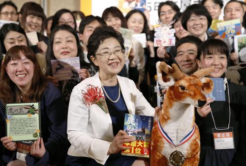 本屋大賞に上橋菜穂子さん「鹿の王」、100万部発行ファンタジー