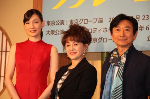 舞台「ブルームーン」製作発表に出席した（左から）マイコ、加賀まりこ、山崎一