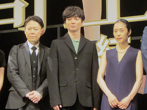 映画「寄生獣　完結編」の完成試写会に出席した（左から）阿部サダヲ、染谷将太、深津絵里