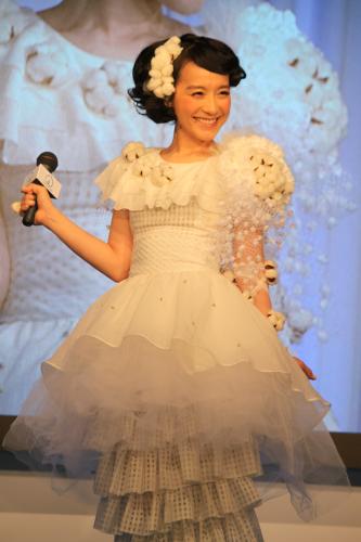 「ＣＯＴＴＯＮ　ＵＳＡ　ＡＷＡＲＤ　２０１５」授賞式に自身がデザインしたドレスで登場した篠原ともえ