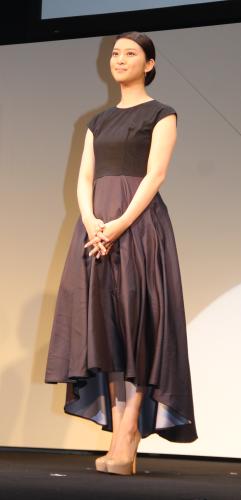 ＮＥＣ「ＬＡＶＩＥ新ブランドロゴ」発表会で早着替えで黒のドレスに着替えた武井咲