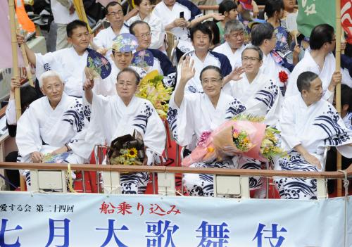 仁左衛門らに歓声　恒例「船乗り込み」　愛之助の父・秀太郎も参加