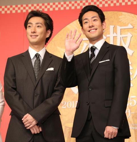 「赤坂大歌舞伎」製作発表会見に登場し笑顔で手を振る中村勘九郎（右）と中村七之助