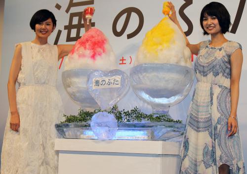 「海のふた」プレミア試写会で巨大かき氷にシロップをかける菊池亜希子（左）と三根梓