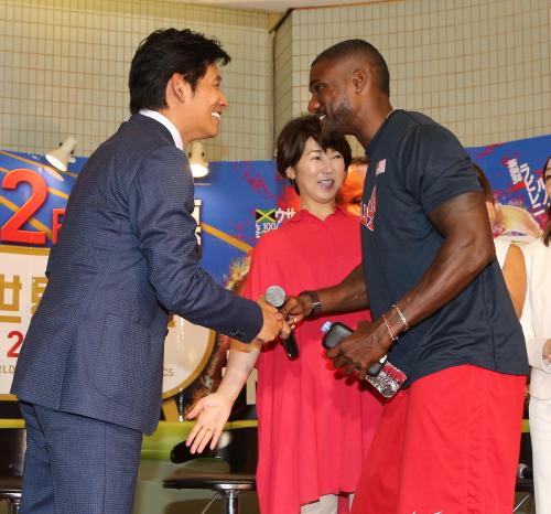 「世界陸上北京」記者会見でガトリン（右）と握手を交わす織田裕二
