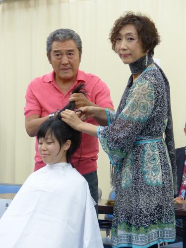 生徒役の女優の断髪式を行う松方弘樹と山村美智（右）
