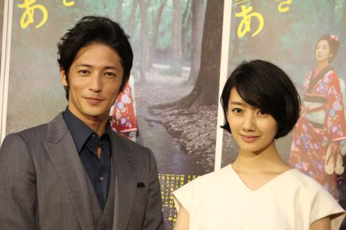連続テレビ小説「あさが来た」で夫婦役を演じる玉木宏（左）と波瑠