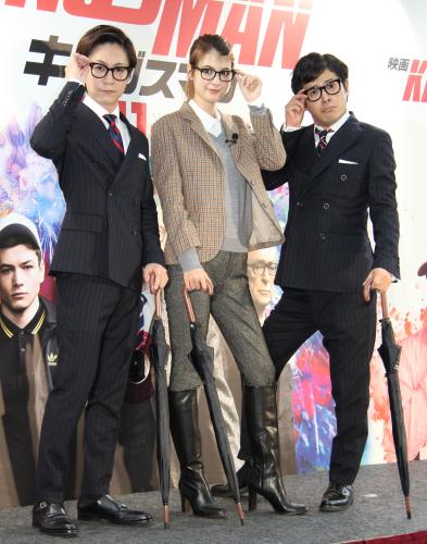 映画「キングスマン」アンブレラシアターイベントに、ブリティッシュなスーツ姿にメガネのスタイルでイベントに登場した（左から）瀧上伸一郎、マギー、ちゅうえい