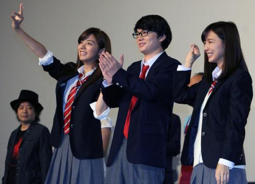 「みんなエスパーだよ」初日舞台あいさつに臨む（左から）池田エライザ、染谷将太、真野恵里菜