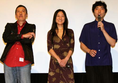 「赤い玉、」初日舞台あいさつを行った（左から）奥田瑛二、不二子、柄本佑