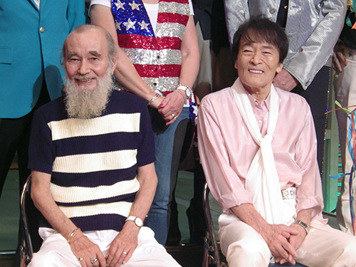 音楽イベント「ウエスタンカーニバル」に出演した平尾昌晃（右）とミッキー・カーチス