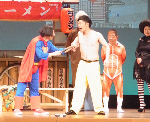 ハロウィン新喜劇にスーパーマン姿で登場し、乳首ドリルするすっちー（左）、進撃の巨人の姿で見守る池乃めだか