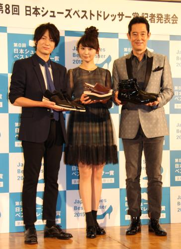 「日本シューズベストドレッサー賞」の記者発表会に出席した（左から）忍成修吾、おのののか、山下真司