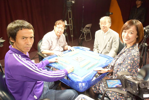 麻雀卓を囲む（左から）ワッキー、蛭子能収、小島武夫 、及川奈央