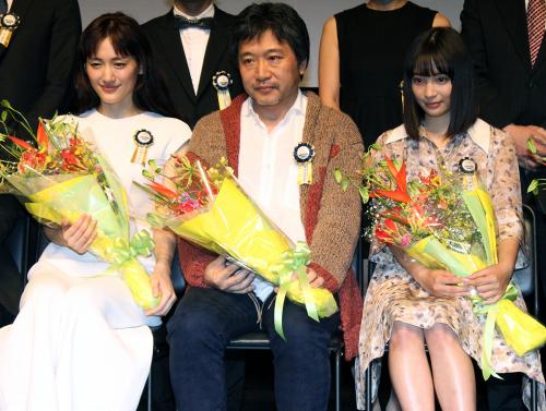 第７回ＴＡＭＡ映画賞授賞式に出席した（左から）綾瀬はるか、是枝裕和監督、広瀬すず