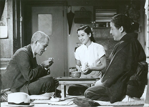 映画「東京物語」の（左から）笠智衆さん、原節子さん、東山千栄子さん
