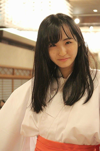 コウベリーズ研究生、藤本あきな　神戸の生田神社で巫女に