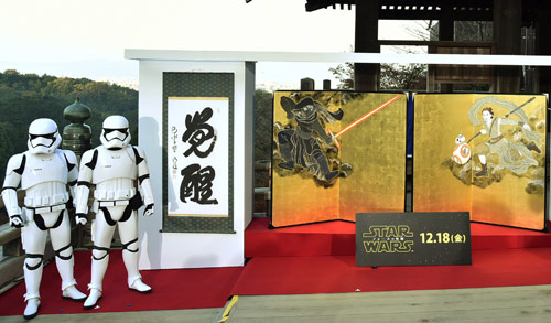 清水寺に「スター・ウォーズ」屏風　“今年の漢字”森貫主筆「覚醒」も