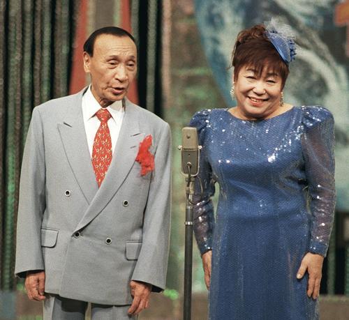 １９９９年11月、漫才を披露する「あした順子・ひろし」のあしたひろしさん（左）